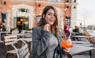 Gli accessori perfetti per un aperitivo in città: guida completa per un look impeccabile